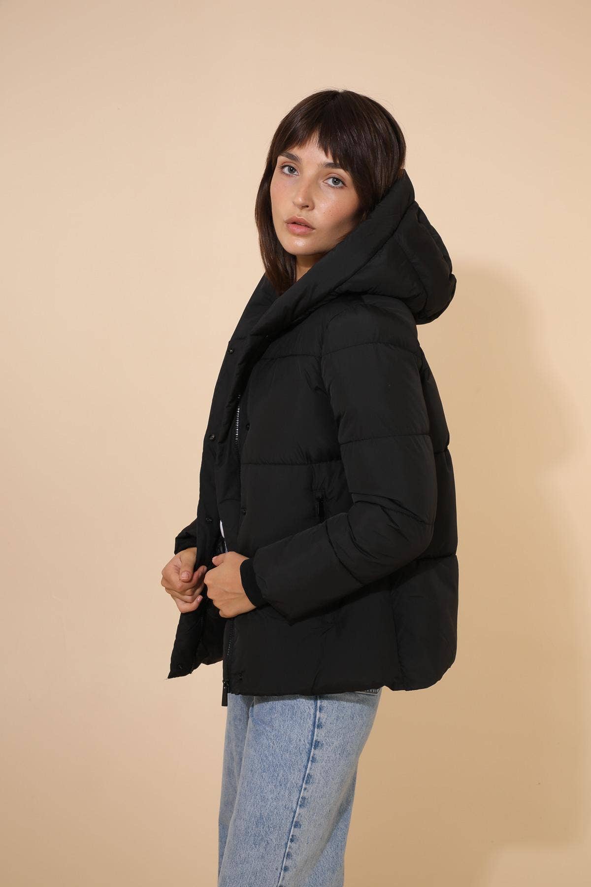Short hooded puffer coat in black