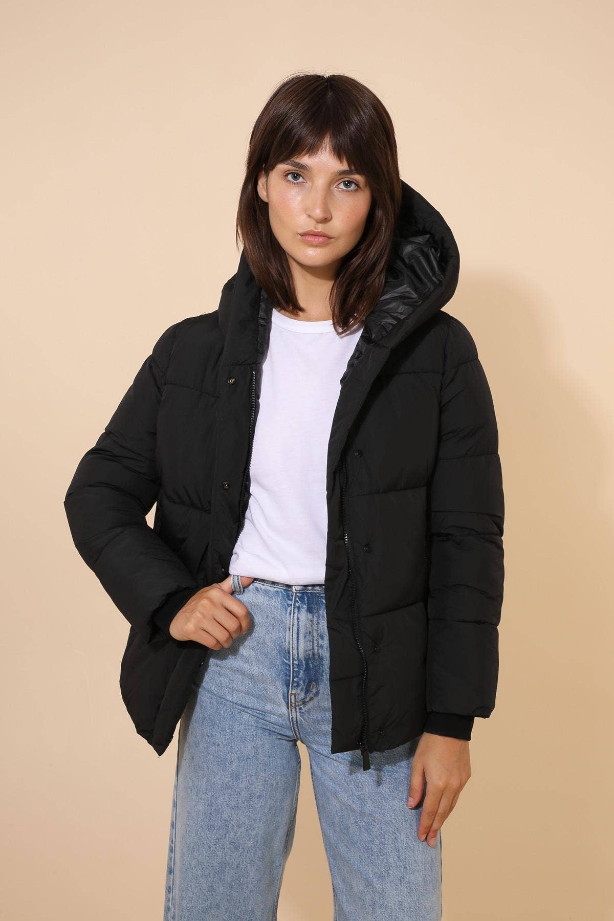 Short hooded puffer coat in black