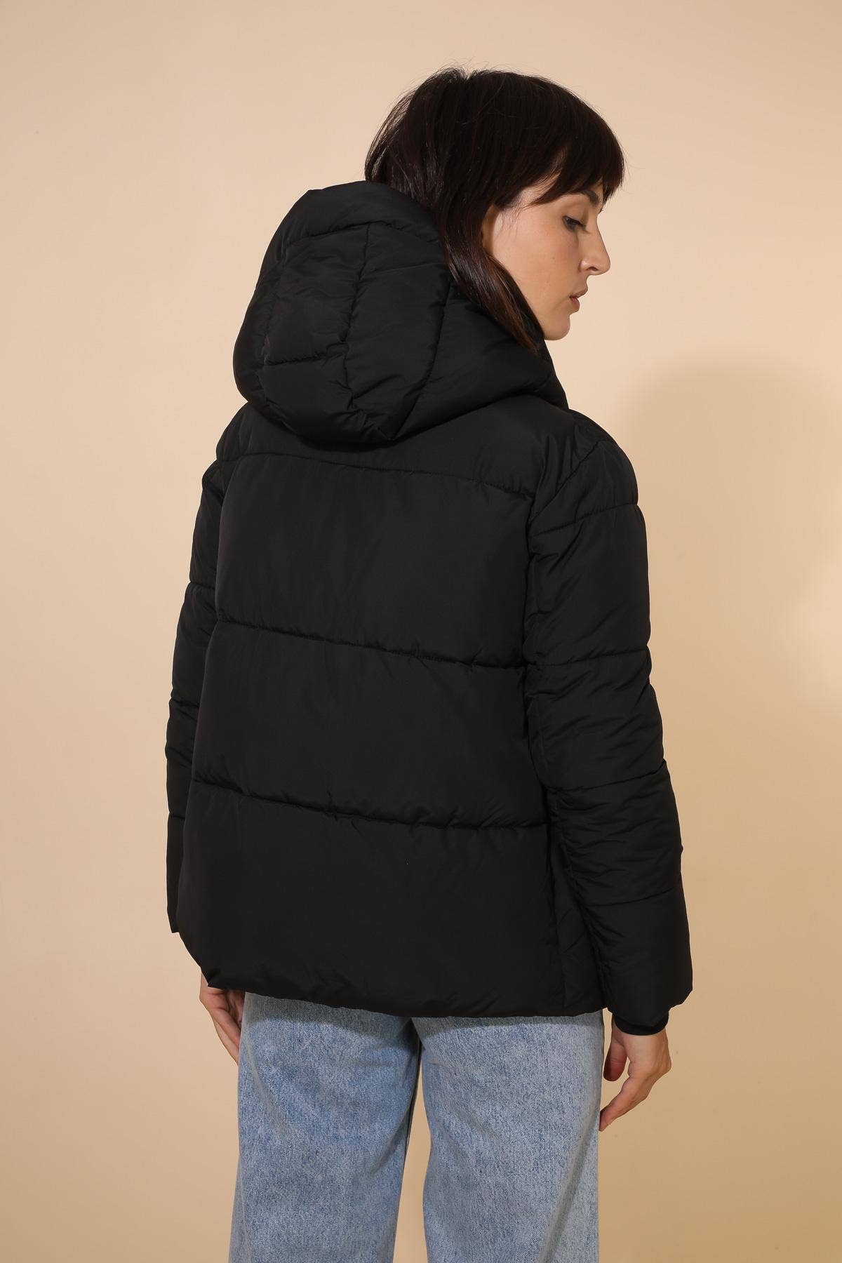 Short hooded puffer coat in black