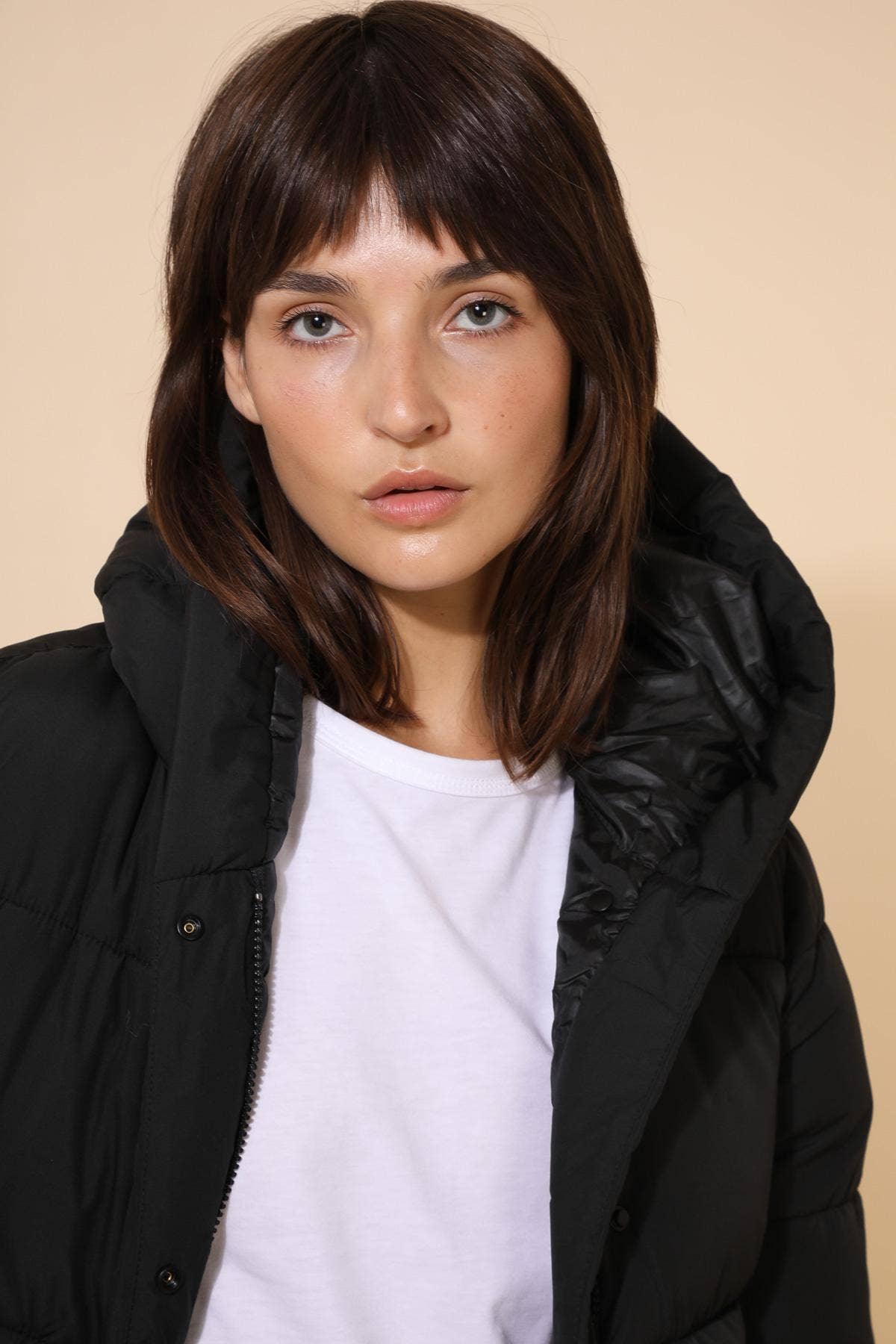 Short hooded puffer coat in black