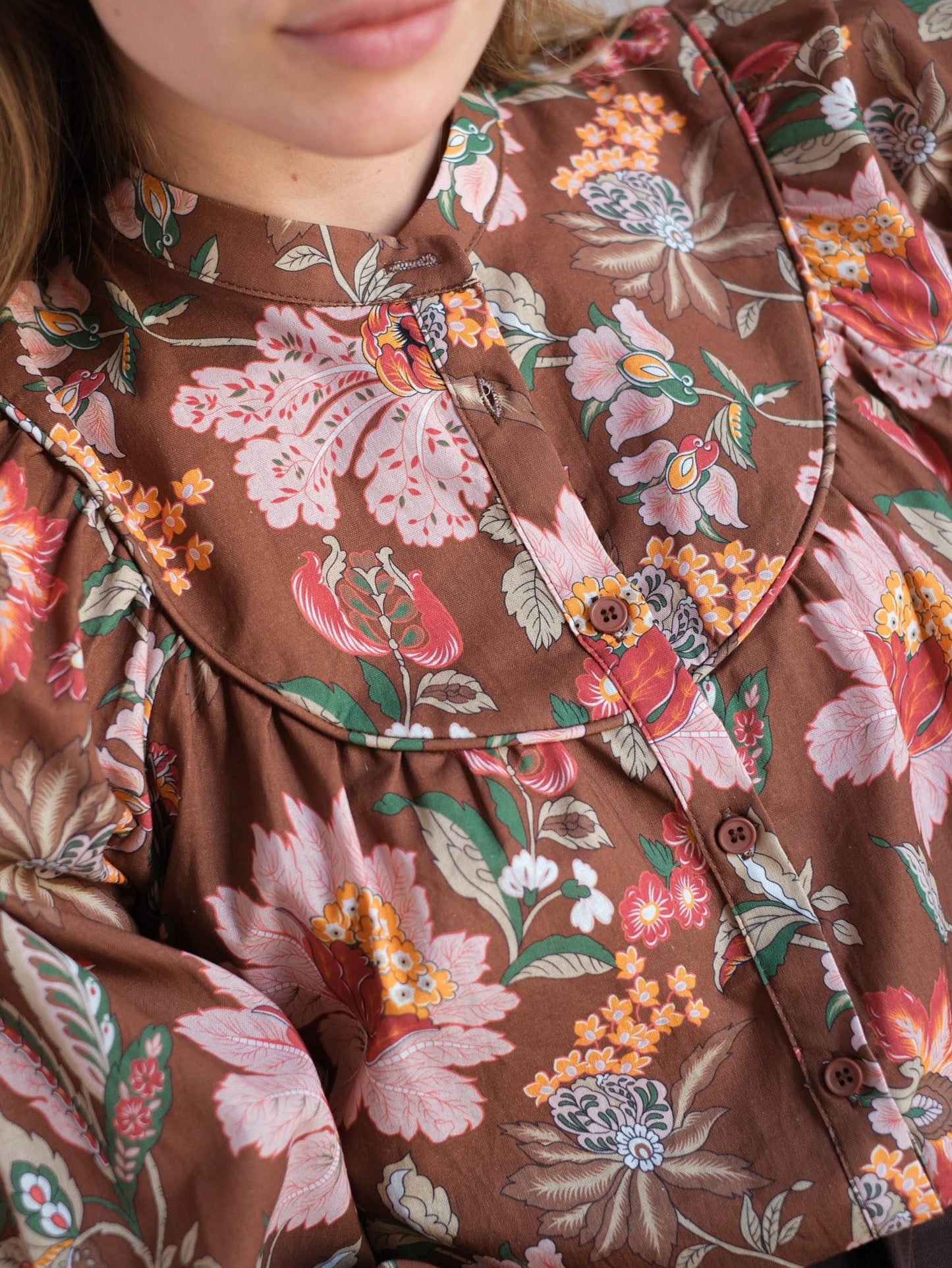 Blouse in Floral Brown