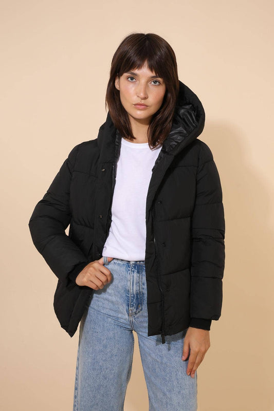 Short hooded puffer coat in black