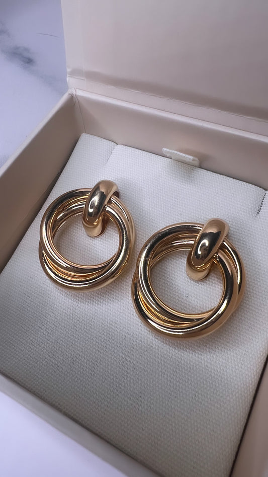 Large round earrings in gold