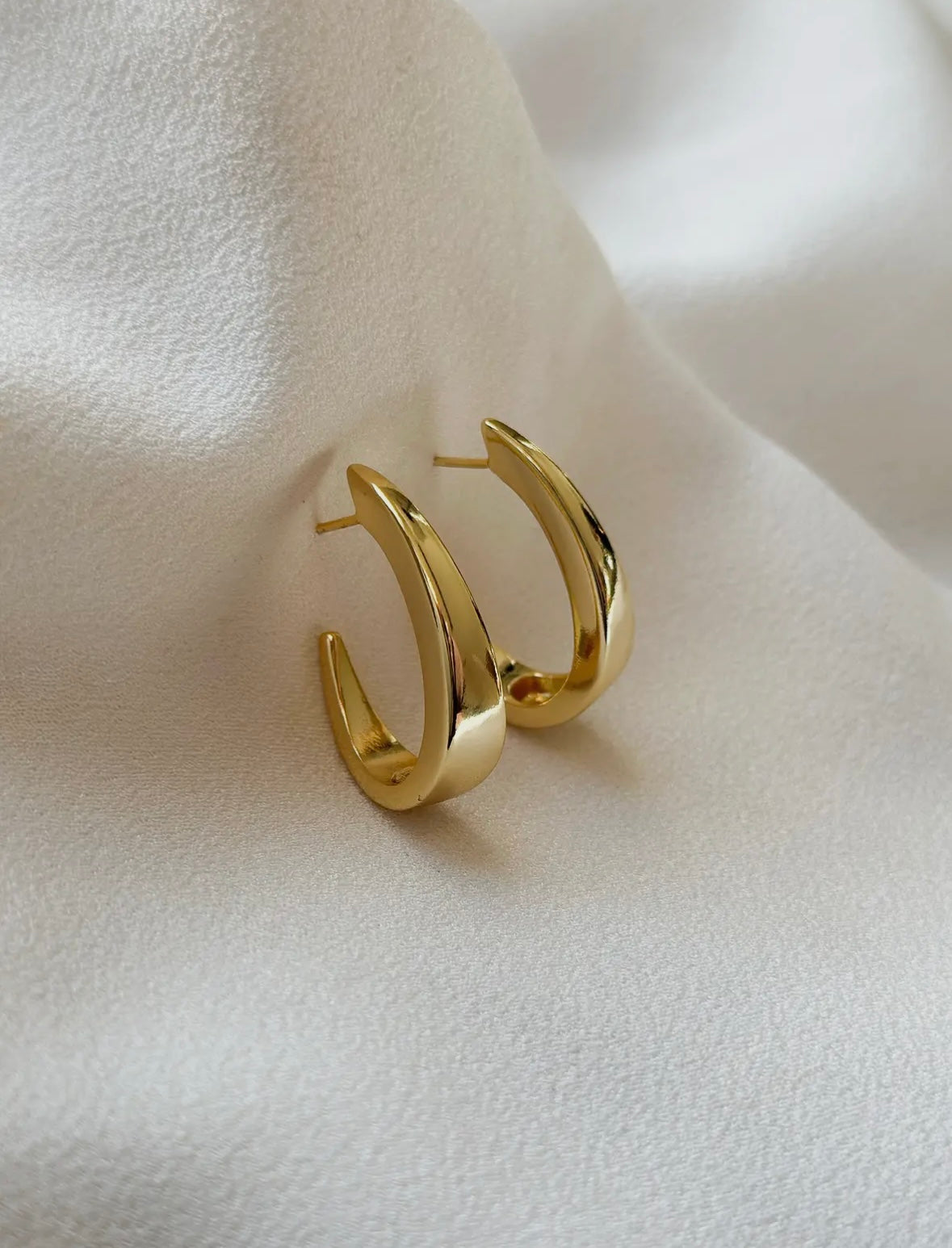 18k Gold Scoop Stud Earrings